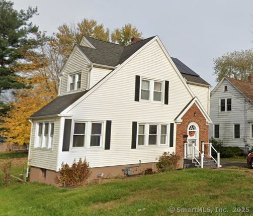 front of property featuring a front lawn