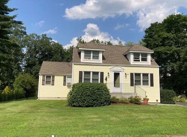 view of front of property featuring a front lawn