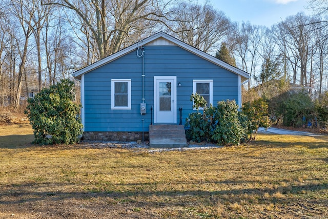 view of front facade with a front yard