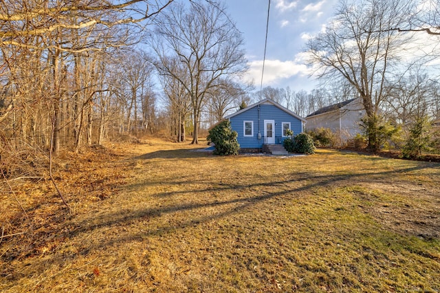 view of side of property featuring a lawn