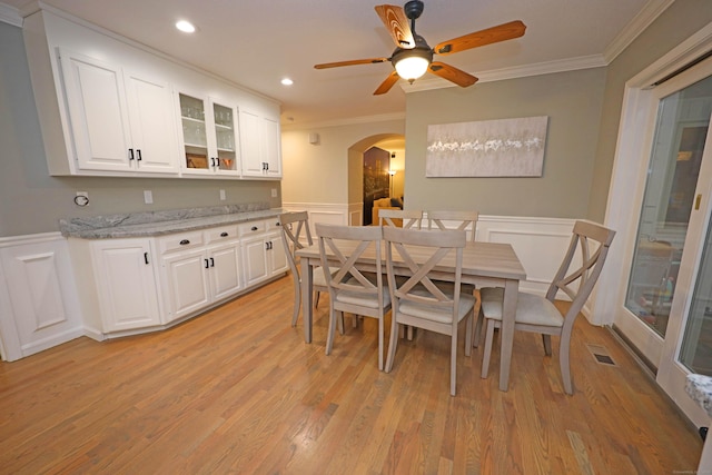 dining room featuring ceiling fan, light hardwood / wood-style floors, and ornamental molding