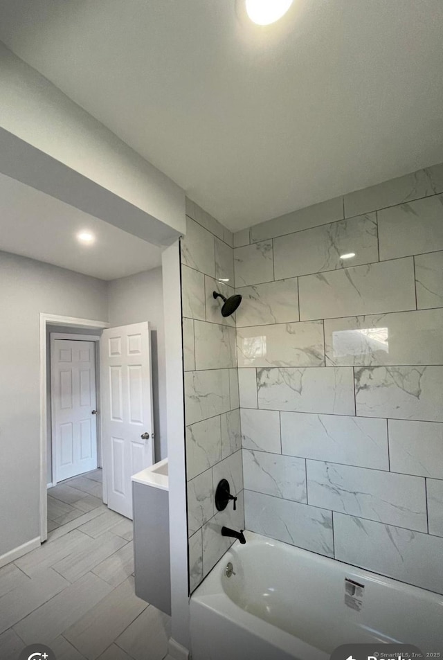 bathroom featuring tiled shower / bath