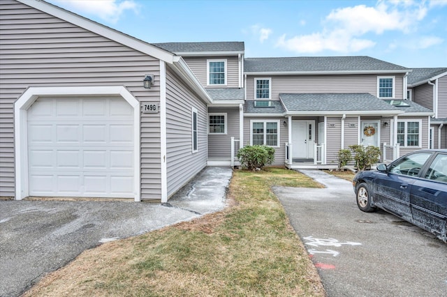 view of front of house featuring a front lawn and a garage