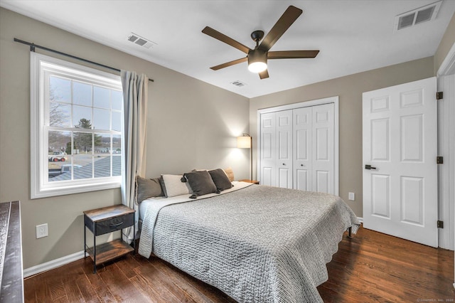 bedroom featuring dark wood-type flooring, ceiling fan, and a closet