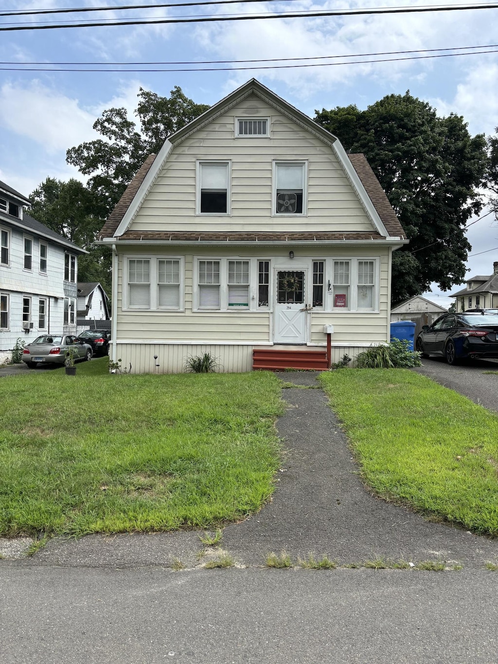 view of front of home featuring a front lawn