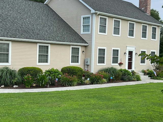 view of front facade with a front lawn