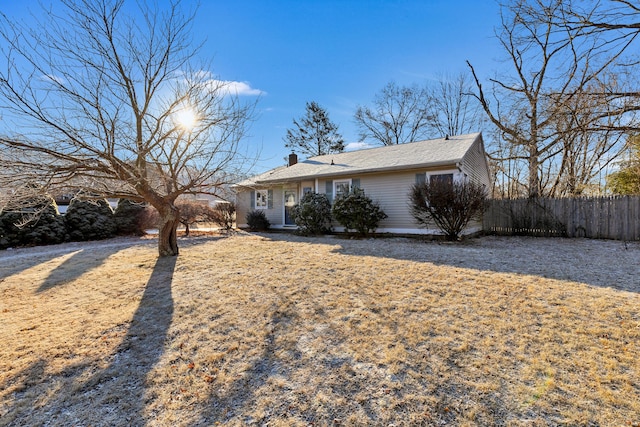 view of front facade featuring a front yard