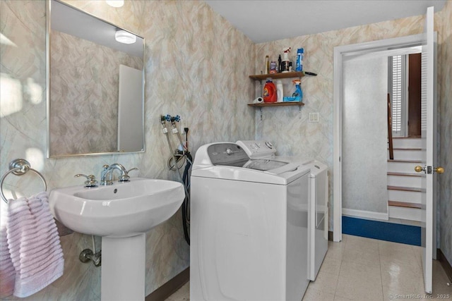 laundry room with sink, light tile patterned floors, and independent washer and dryer