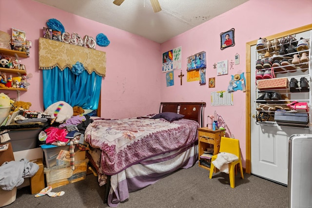 bedroom featuring ceiling fan, a textured ceiling, and carpet floors