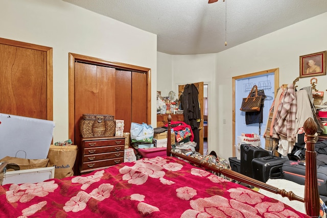 bedroom featuring ceiling fan, a textured ceiling, and a closet