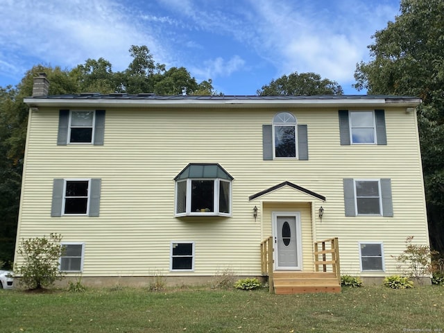 view of front facade featuring a front lawn