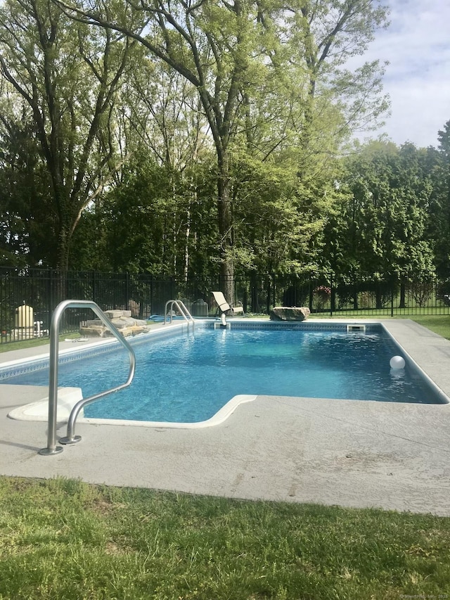 view of swimming pool