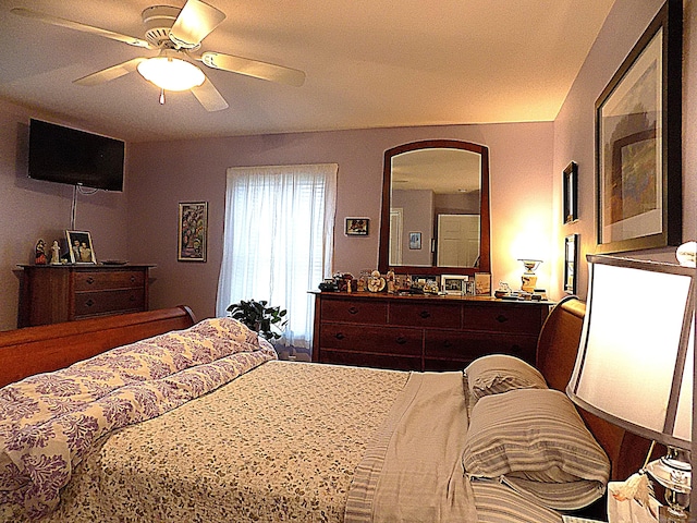 bedroom featuring ceiling fan