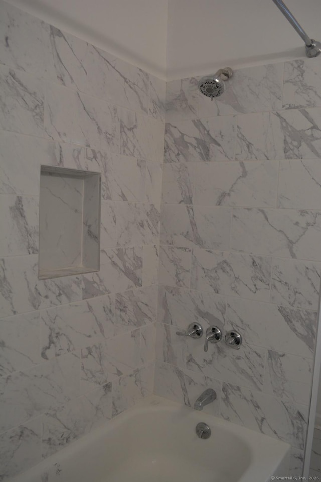 bathroom with tiled shower / bath combo