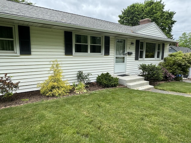 single story home with a front lawn