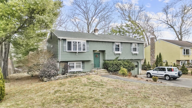 split foyer home featuring a front yard