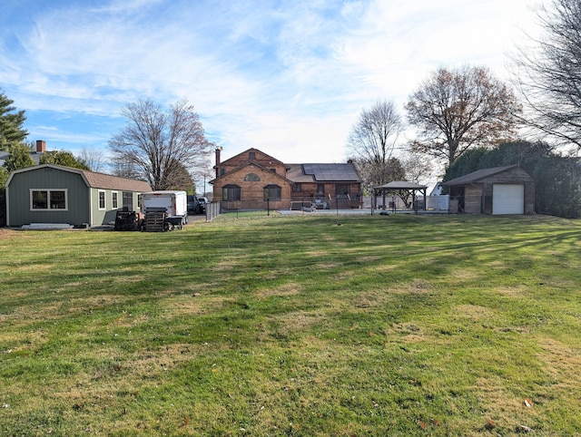 view of yard with an outbuilding