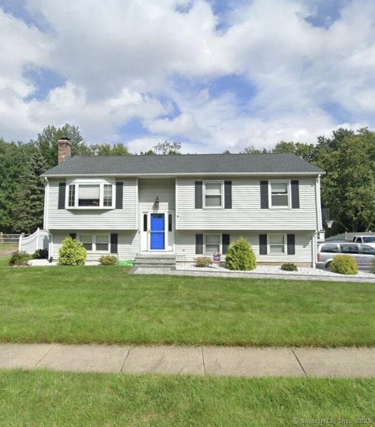 bi-level home featuring a front lawn