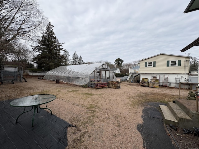 view of yard featuring an outdoor structure