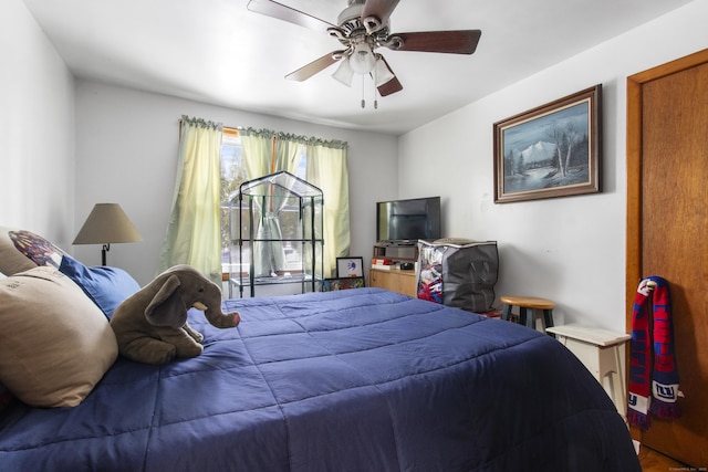 bedroom with ceiling fan