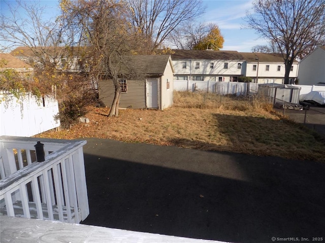 view of yard with an outbuilding