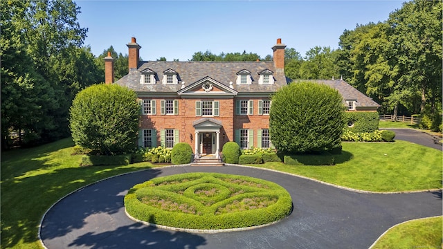 colonial home featuring a front yard