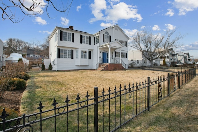 view of front of property featuring a front yard