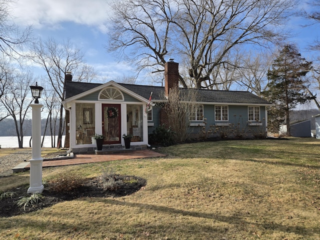 view of front facade with a front yard