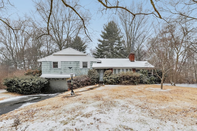 view of front facade featuring a garage