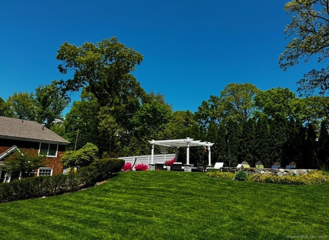 view of yard featuring a pergola