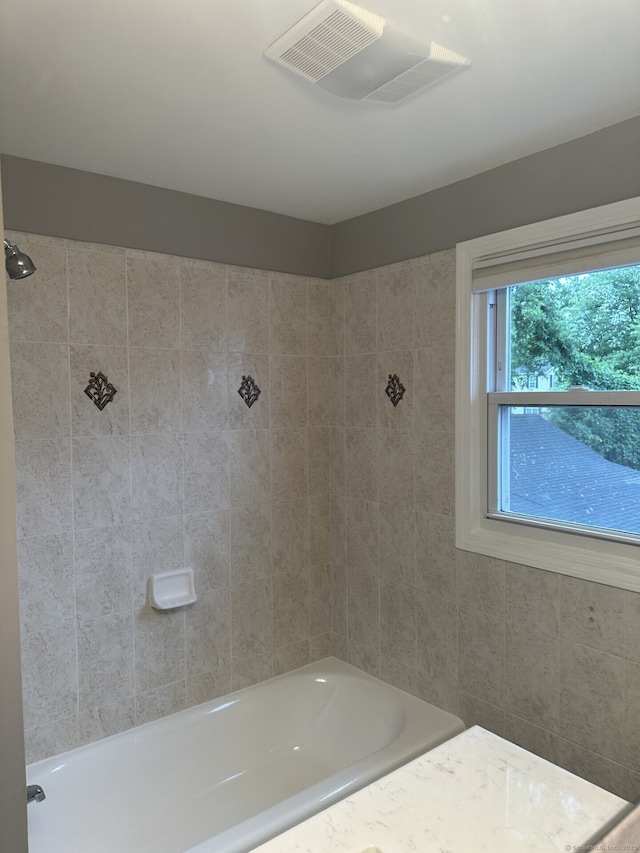 bathroom with tiled shower / bath