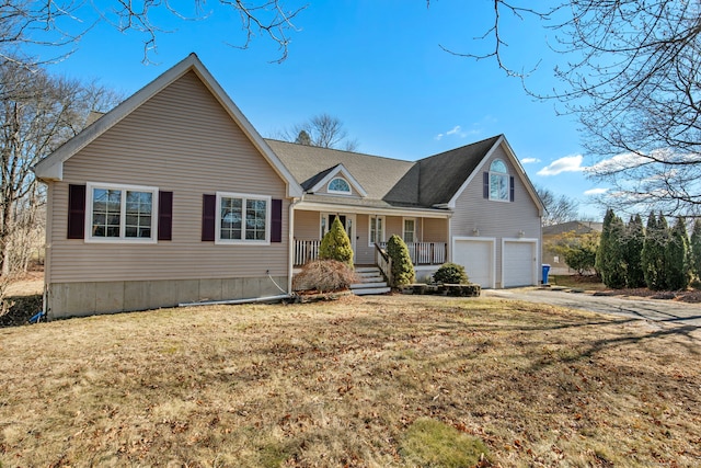 view of front of property featuring a front yard and a porch