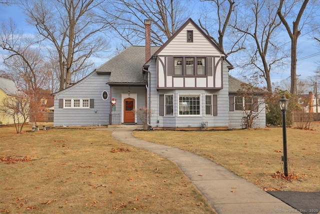 view of front facade featuring a front yard