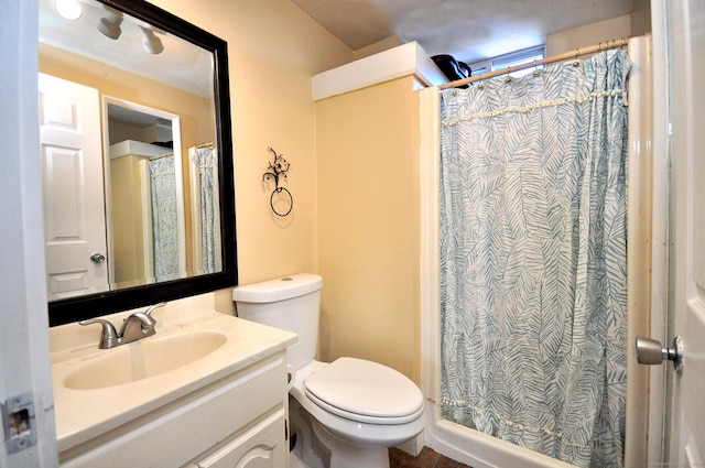 bathroom with a shower with curtain, vanity, and toilet