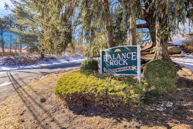 view of community / neighborhood sign