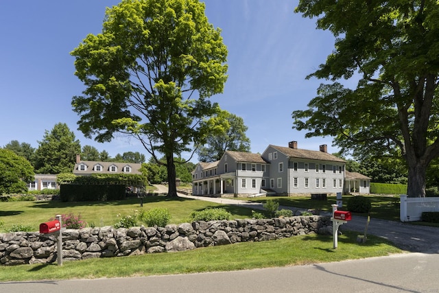 view of front of house with a front lawn