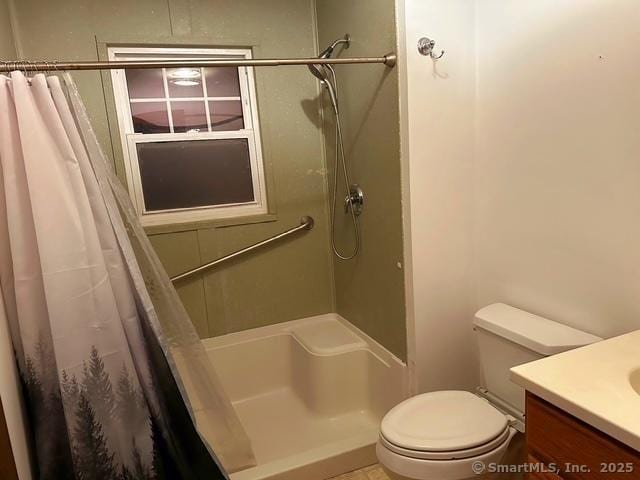 full bath featuring vanity, a shower with shower curtain, and toilet