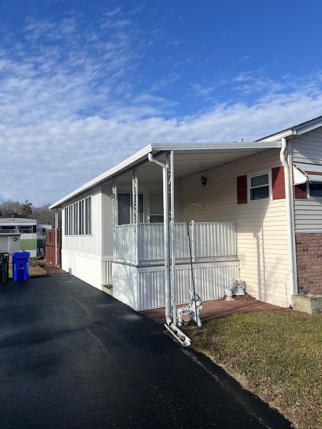 view of front of property featuring a carport