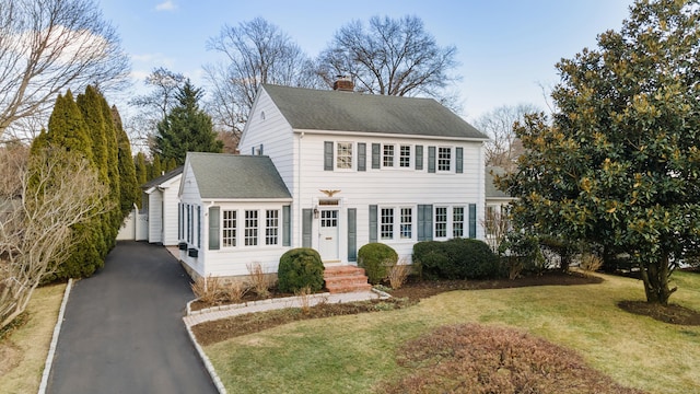 view of front of property with a front lawn