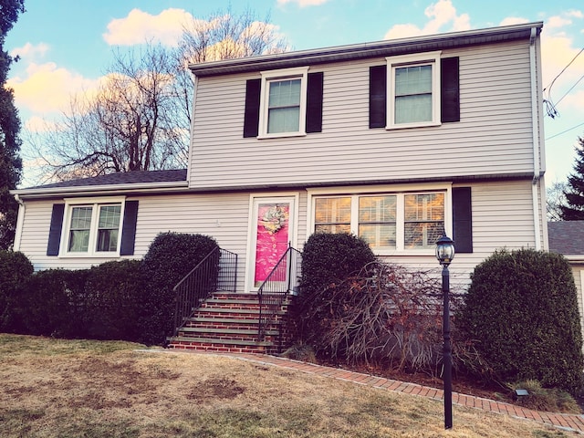 view of front facade with a front yard