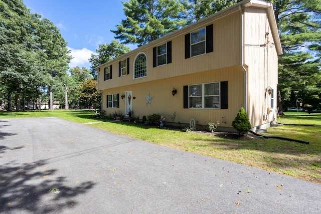 view of front of property with a front lawn