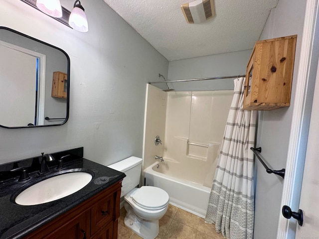 full bathroom featuring shower / tub combo with curtain, vanity, toilet, and a textured ceiling