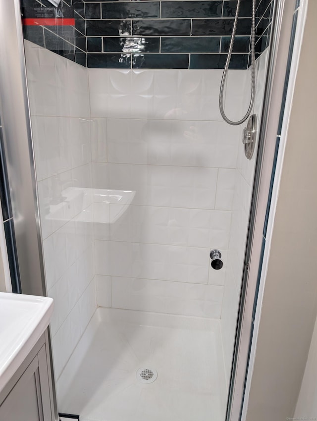 bathroom featuring tiled shower