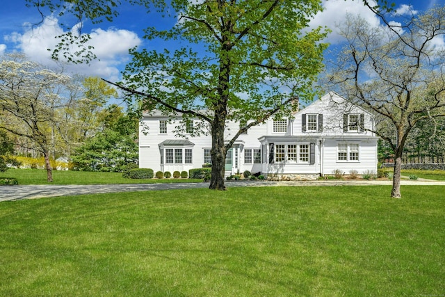 view of front facade featuring a front lawn