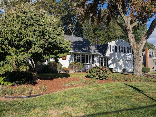 view of front facade featuring a front lawn