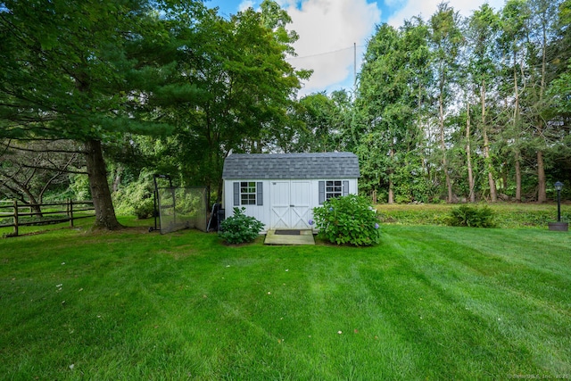 view of yard featuring a storage shed