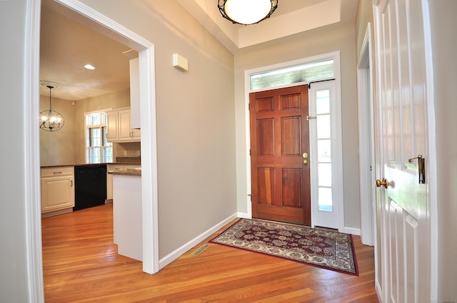 foyer entrance featuring a chandelier, recessed lighting, baseboards, light wood-type flooring, and visible vents