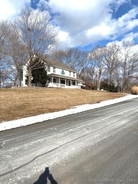 view of front of property with a front yard