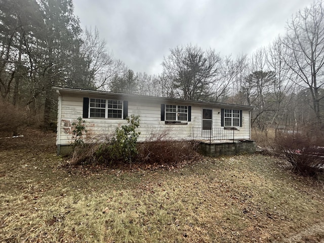 view of front of house with a front lawn