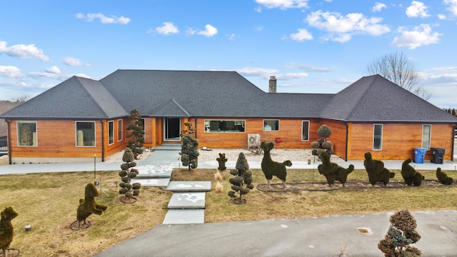 ranch-style home featuring a front lawn